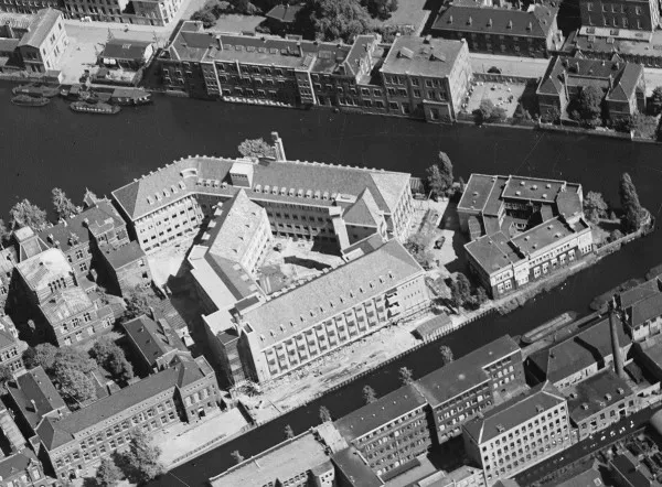 Afbeelding uit: circa 1934. Het nieuwe complex stond tussen allerlei oudere bebouwing.