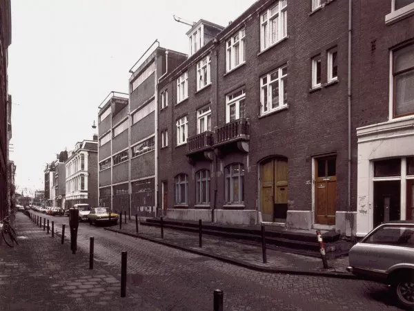 Afbeelding uit: december 1977. Gevel Rustenburgerstraat.
Bron afbeelding: SAA, bestand OSIM00008003828.