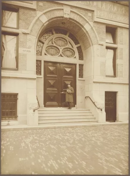 Afbeelding uit: circa 1925. De ingang in oorspronkelijke staat. Op het fries stond:
"Brentano's Steun des Ouderdoms
1825: Fund
Renov: 1922"
Bron afbeelding: SAA, bestand ANWR00499000001.