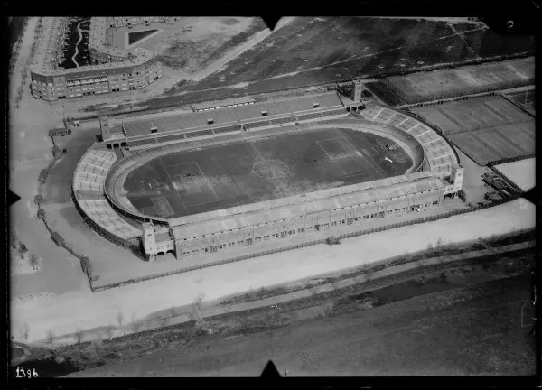 Afbeelding uit: circa 1925. Het Oude Stadion, aan de Amstelveenseweg.