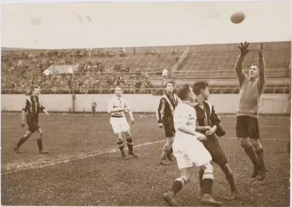 Afbeelding uit: oktober 1926. De Amsterdamse club Blauw-Wit speelde de thuiswedstrijden in het stadion. Hier een wedstrijd tegen Stormvogels.
Bron afbeelding: SAA, bestand OSIM00007000628.