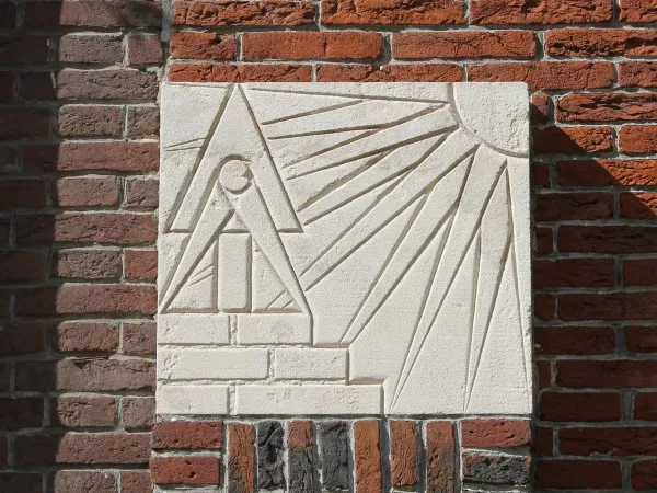 Afbeelding uit: september 2017. Hoeksteen. Gereedschap (passer en troffel) en materiaal (stenen en zonlicht).