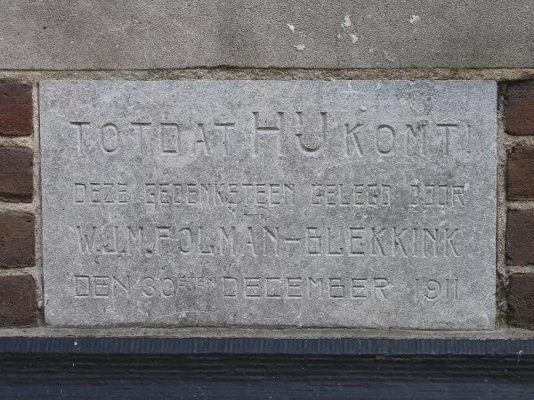 Afbeelding uit: september 2017. "Totdat HIJ komt!
Deze gedenksteen gelegd door
W.J.M. Polman-Blekkink
den 30sten december 1911"