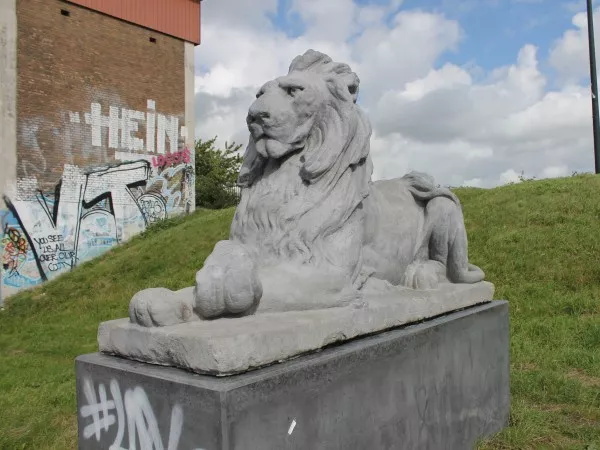 Afbeelding uit: september 2017. Replica van een van de leeuwen bij gemaal Zeeburg, Zeeburgerdijk.