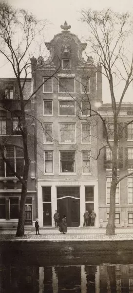 Afbeelding uit: circa 1920. Nog met pakhuisdeuren op de bovenste verdiepingen.
Bron afbeelding: SAA, bestand 012000002699.