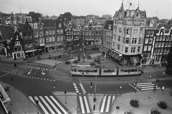 Afbeelding uit: augustus 1973. Het pand domineert de westkant van het plein.