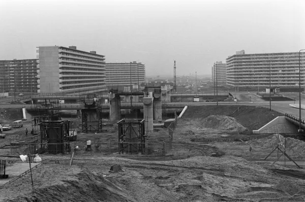 Afbeelding uit: januari 1973. Het luchtspoor van de metro in aanbouw. De flat linksvoor is Grubbehoeve; rechtsvoor is Groeneveen.