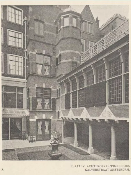Afbeelding uit: 1905. De achtergevel, met uitbouw. De tuin werd gedeeld met nummer 172, waarvan links een deel te zien is. Foto uit Cuypers' eigen tijdschrift Het huis, oud & nieuw, januari 1905.