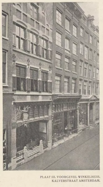 Afbeelding uit: 1905. Links nummer 174 (met geblokte stoep), rechts daarvan nummer 172, ook in gebruik bij de antiekwinkel. Foto uit Cuypers' eigen tijdschrift Het huis, oud & nieuw, januari 1905.