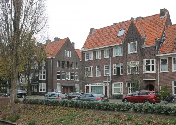 Afbeelding uit: november 2017. Het ontwerp van Van den Nieuwen Amstel sluit perfect aan op het een jaar oudere buurblok van architect J. van der Vorst (rechts).