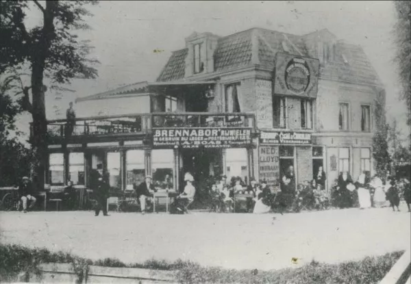 Afbeelding uit: 1910. Prentbriefkaart. Kennelijk bestond de uitbouw aan de kant van de dijk toen al.
