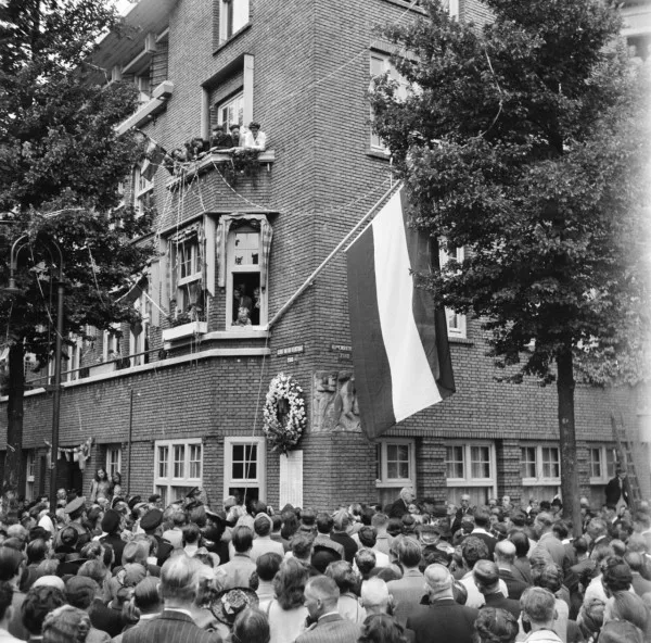 Afbeelding uit: juni 1945. Op 28 juni 1945 werd het straatnaambordje Gerrit van der Veenstraat onthuld. De oude naam Euterpestraat herinnerde aan de gehate instellingen van de bezetter die er tijdens de oorlog gevestigd waren, tegenover deze hoek.