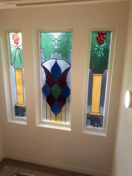 Afbeelding uit: november 2017. Gebrandschilderde ramen in het trappenhuis.