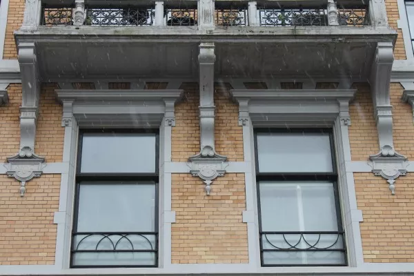 Afbeelding uit: december 2017. Op de drie cartouches onder de balkonsteunen staat 'ANNO', 'LPHdR' en '1892'. (Foto gemaakt tijdens sneeuwbui)