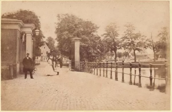 Afbeelding uit: circa 1870. Gezien naar de latere Stadhouderskade.
Bron afbeelding: SAA, bestand 010005000807.