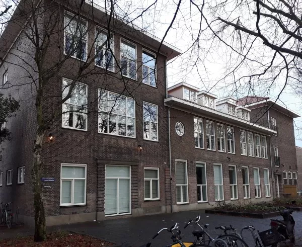 Afbeelding uit: december 2017. Gevels van de scholen aan de Orteliuskade.
