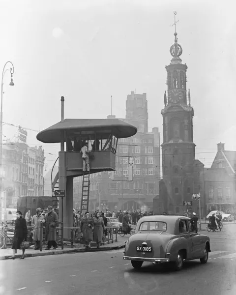 Afbeelding uit: december 1949. Het verkeersregelhuisje, ook bekend als de Duiventil.