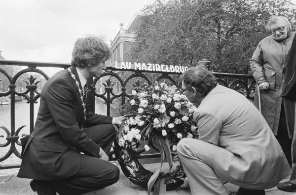 Afbeelding uit: mei 1982. Wethouder Gert Jan Wolffensperger (links) en Jan Rogier van de Broekmanstichting leggen een krans nadat op 4 mei 1982 de naam is onthuld.