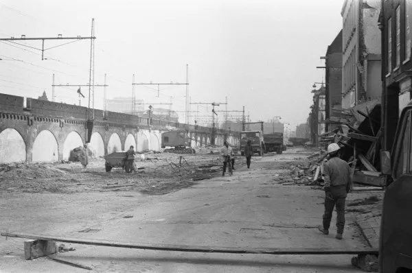 Afbeelding uit: oktober 1972. Tijdens de sloop van de Haarlemmer Houttuinen tbv de autoweg.