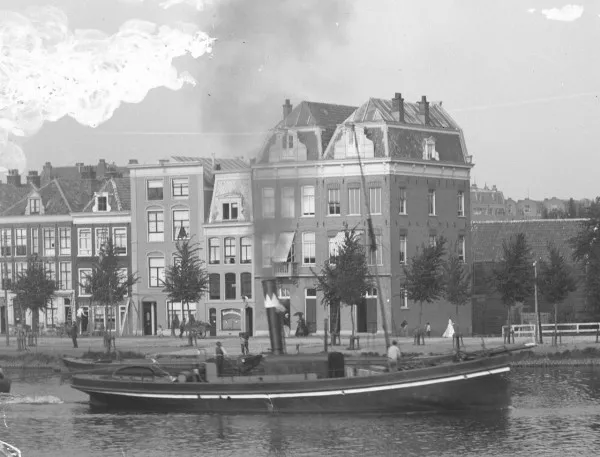 Afbeelding uit: 1890. Het vierde huis van rechts is nummer 51.