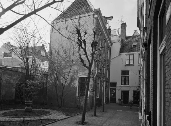 Afbeelding uit: 1968. Het huis in het midden is nummer 171. De deur pal rechts ervan is van de gang naar de Prinsengracht.
Bron afbeelding: SAA, bestand BMAB00025000114_003.