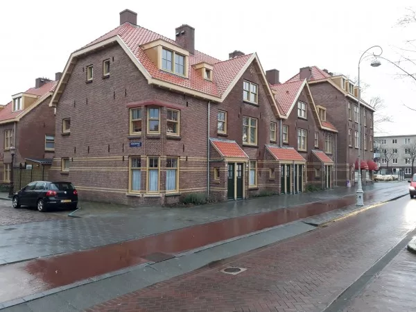 Afbeelding uit: december 2017. Van der Pekstraat. Links is de Anemoonstraat.