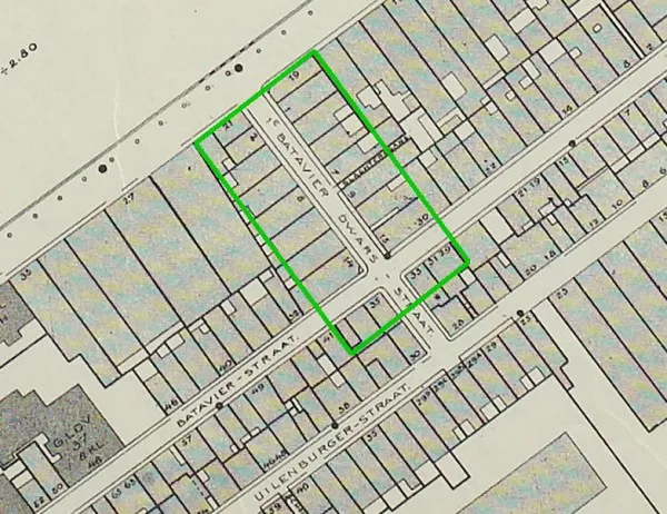 Afbeelding uit: 1910. Kaartje uit circa 1910 met daarop nog de Eerste Batavierdwarsstraat, en met groen gemarkeerd de omtrekken (ongeveer) van het nieuwe pand.
