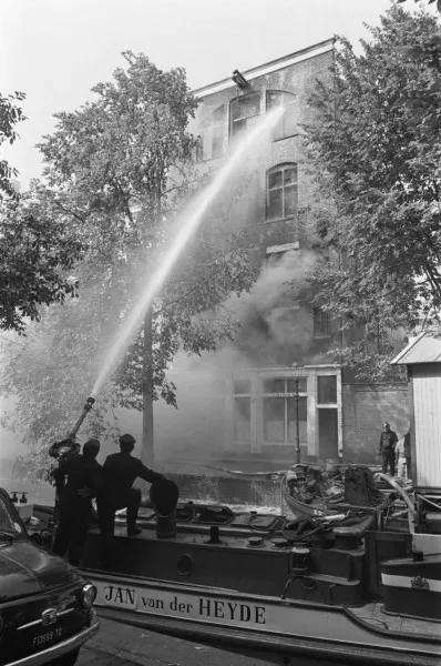 Afbeelding uit: september 1972. De brand, waarbij ook de blusboot werd ingezet.