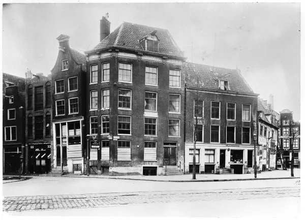 Afbeelding uit: voor 1930. De hoek met de Voorburgwal, nog vóór de sloop in 1929 ten behoeve van nieuwbouw voor Van Gend & Loos.
Bron afbeelding: SAA, bestand BMAB00033000104_008.