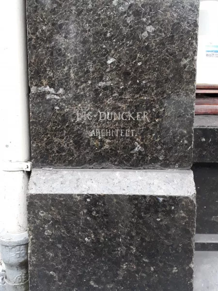 Afbeelding uit: januari 2018. Duncker liet zijn naam achter op de onderpui.