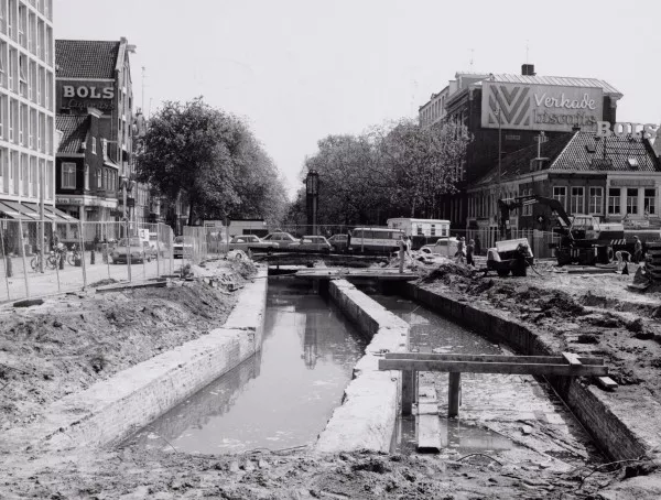 Afbeelding uit: mei 1978. Tijdens werkzaamheden was de Lijnbaansgracht weer even zichtbaar.
Bron afbeelding: SAA, bestand 010122029240.