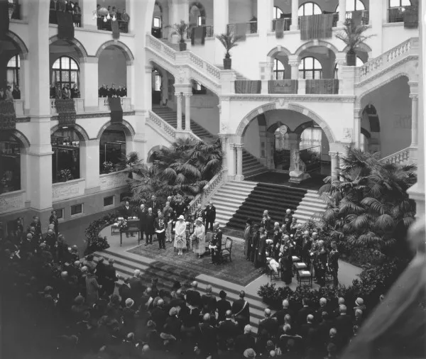 Afbeelding uit: oktober 1926. De plechtige opening door koningin Wilhelmina, in de marmeren hal.