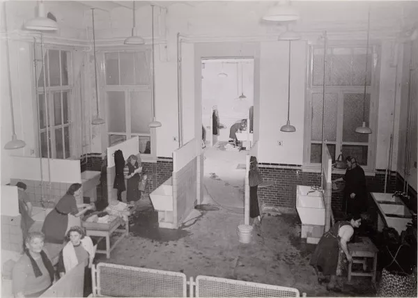 Afbeelding uit: december 1949. Interieur van de wasinrichting.
Bron afbeelding: SAA, bestand 010009009453.