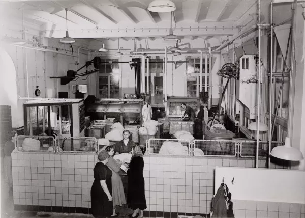 Afbeelding uit: december 1949. Interieur van de wasinrichting.
Bron afbeelding: SAA, bestand 010009009455.