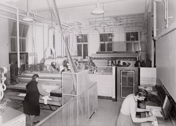 Afbeelding uit: december 1949. Interieur van de wasinrichting.
Bron afbeelding: SAA, bestand 010009009456.