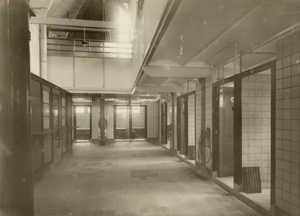 Afbeelding uit: december 1928. Het badhuisgedeelte, op de eerste verdieping.
Bron afbeelding: SAA, bestand OSIM00004001377.
