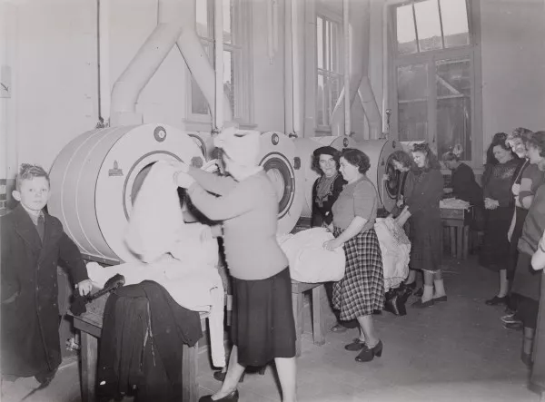 Afbeelding uit: december 1949. Interieur van de wasinrichting: de droogtrommels.
Bron afbeelding: SAA, bestand 010009009452.
