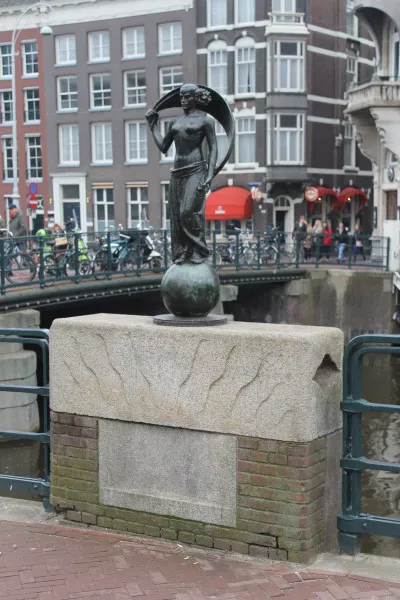 Afbeelding uit: februari 2018. Vrouwe Fortuna, gemaakt door Hildo Krop. Het beeld dateert uit circa 1947 en stond tot 1972 bij de Langebrugsteeg, verderop aan het Rokin.