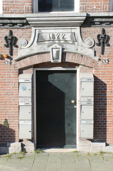 Afbeelding uit: februari 2018. De deur met het bouwjaar volgens de christelijke telling.