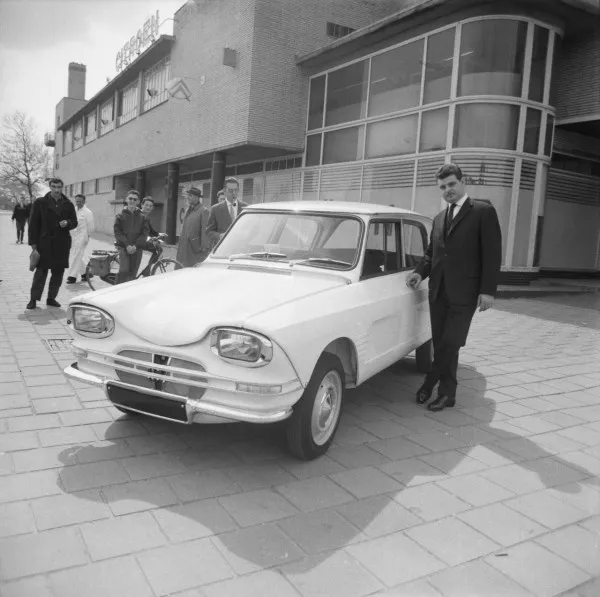 Afbeelding uit: april 1961. Presentatie van de Citroën Ami. De voorgevel is sindsdien sterk gewijzigd.