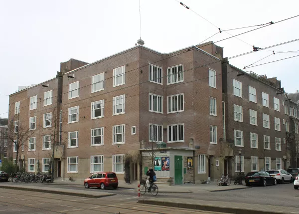 Afbeelding uit: maart 2018. Hoek Ruysdaelstraat-Pieter de Hoochstraat (rechts).