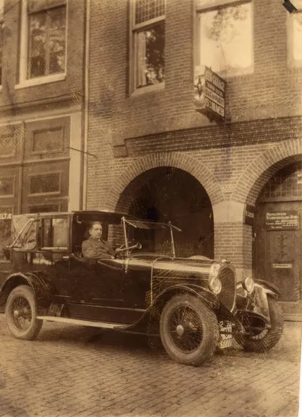 Afbeelding uit: circa 1927. Een taxi van de hier gevestigde Amsterdamsche Taxi-Onderneming.
Bron afbeelding: SAA, bestand OSIM00005001070.