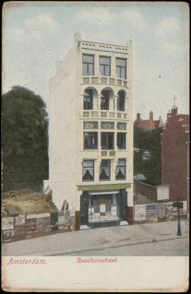 Afbeelding uit: circa 1905. De huidige buurpanden werden pas enkele jaren later gebouwd. Op het fries boven de etalage staat "Centraal Bureau voor Verzekeringswezen".
Bron afbeelding: SAA, bestand PBKD00294000006.
