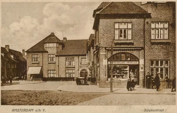 Afbeelding uit: 1925. Sijsjesstraat, het pleintje gezien vanaf de Ganzenweg.
Bron afbeelding: SAA, bestand PRKBB00468000001.
