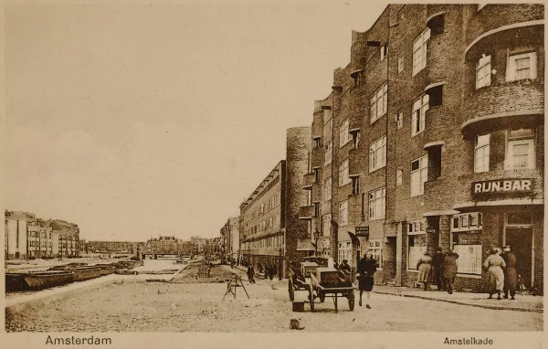 Afbeelding uit: 1922. Al in 1922 heette het café op de hoek Rijnstraat-Amstelkade "Rijnbar".
Bron afbeelding: SAA, bestand PRKBB00101000001.