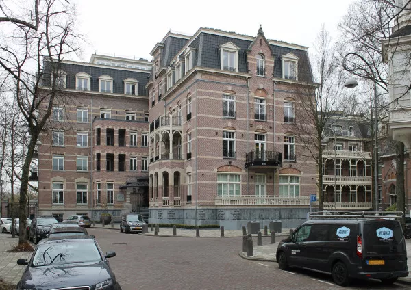 Afbeelding uit: maart 2018. Bij de verbouwing in 2013-14 kreeg de vleugel aan het park een extra verdieping, en het deel op de hoek Van Eeghenstraat een buitenerker en balkon.