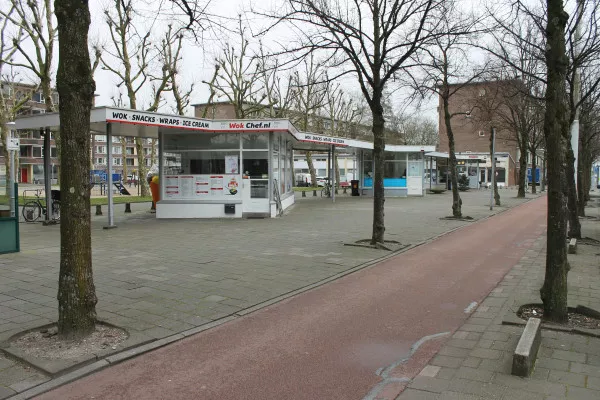 Afbeelding uit: maart 2018. De kiosken aan de Johan Huizingalaan.