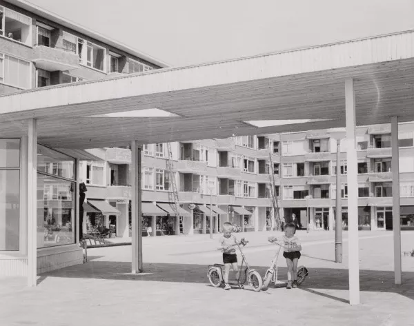Afbeelding uit: mei 1960. Doorkijkje naar het destijds nog boomloze plein achter de kiosken.
Bron afbeelding: SAA, bestand 010122039719.