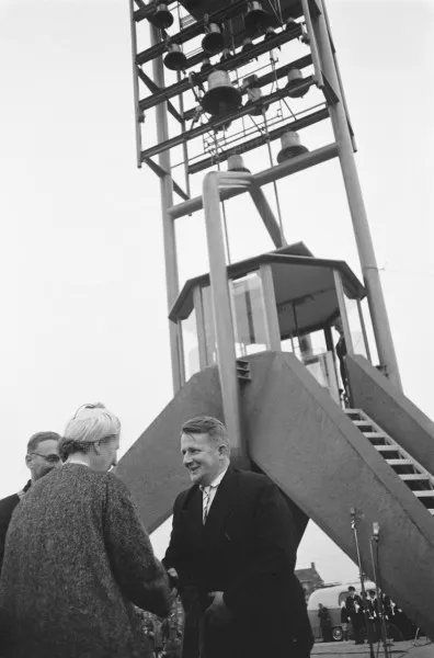 Afbeelding uit: mei 1961. Koningin Juliana schudt de hand van beiaardier Romke de Waard bij de ingebruikstelling van het carillon op het plein.