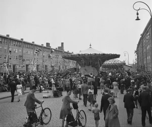 Afbeelding uit: juni 1945. Een draaimolen op de Willem de Zwijgerlaan tijdens de bevrijdingsfeesten. Links de Geuzenhof.